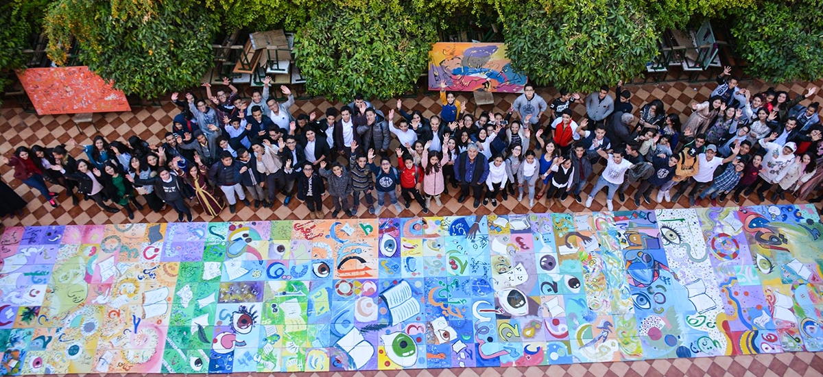 Pr&eacute;sentation d'une exposition de peinture compos&eacute;e de 280 plaques